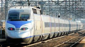 一班韓國高鐵列車KTX-山川今天下午近1時，在忠清北道永同隧道附近發生出軌事故，導致車上7名旅客受輕傷。（圖／翻攝自維基百科，作者：Subway06，CC BY 3.0）
