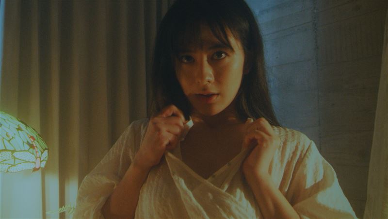 玉女歌手姚亦晴崩壞？穿婚紗滿臉濺血