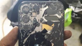 iPhone13,電梯,縫隙,手機(翻攝自 Dcard)