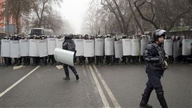 哈薩克燃料價格飆漲爆發動亂  首都進入緊急狀態 圖／美聯社／達志影像