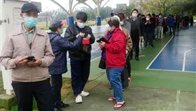 桃機群聚感染  桃園民眾排隊等候篩檢桃園機場出現4名COVID-19（2019冠狀病毒疾病）本土病例，桃園市政府5日上午在龍岡大操場設立採檢站，湧入許多民眾排隊等候篩檢。中央社記者施宗暉攝  111年1月5日