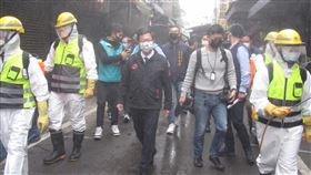 鄭文燦視察忠貞市場消毒作業桃園機場爆發COVID-19（2019冠狀病毒疾病）群聚案，桃市府在足跡忠貞市場周遭設置臨時採檢站，市長鄭文燦（中）5日也前往忠貞市場視察消毒作業擴大施作情形。（桃園市環保局提供）中央社記者葉臻傳真  111年1月5日