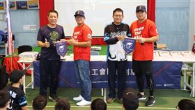 胡金龍、楊聖均參加球員工會回饋列車與綠島小朋友互動。（圖／球員工會提供）