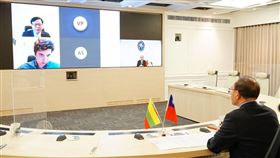 駐立陶宛台灣代表處線上記者會外交部政務次長曾厚仁（右）出席台灣駐立陶宛代表處舉辦的記者會，並與駐立陶宛代表黃鈞耀（螢幕左上）接受立陶宛媒體提問。（外交部提供）中央社記者王慶剛傳真  111年1月5日