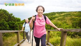 人要活著有三要素：睡眠、營養、運動，其中運動能促進心肺功能，增加新陳代謝，避免細胞累積廢物，運動後消耗熱量，有食慾進食補充營養，且運動可降低血糖、血脂、血壓，三高等代謝疾病都能預防。