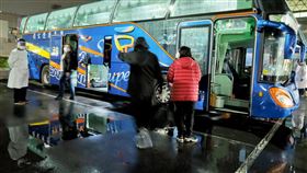 桃機群聚再增3例  夜班人員93人送集中檢疫所中央流行疫情指揮中心5日晚間公布，桃園機場群聚再新增3名確診者，皆為擴大採檢信實外包大夜班清潔員，針對清潔外包公司航廈夜班人員共93人，全數送集中檢疫所集中隔離。中央社記者吳睿騏桃園機場攝  111年1月5日