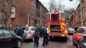 美國費城5日發生嚴重火警，一棟3層樓改造建築被燒毀，造成13人命喪火窟。（圖／翻攝自twitter.com/PhillyFireDept）
