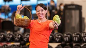 舉重女神郭婞淳挺家鄉  促銷台東鳳梨釋迦（1）中國暫停台灣釋迦輸入，舉重女神郭婞淳也拍短片宣傳台東鳳梨釋迦，以行動力挺家鄉與鳳梨釋迦。（台東縣政府提供）中央社記者盧太城台東傳真  111年1月6日