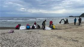▲火山浮石改變了海岸景觀影響觀光和生態（圖／記者王浩原攝）