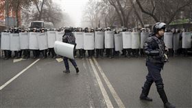 2022 年 1 月 5 日星期三，在哈薩克斯坦阿拉木圖舉行的抗議活動中，防暴警察隨時準備阻止示威者。據當地報導，抗議燃油價格上漲的示威者闖入了哈薩克斯坦最大城市的市長辦公室，看到火焰從內部冒出新聞報導。反對液化天然氣價格急劇上漲的抗議活動本週在該國西部開始，並蔓延到阿拉木圖和首都努爾蘇丹。（圖／美聯社／達志影像）