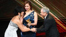 金馬56　王羽獲終身成就獎女兒代領（2）第56屆金馬獎23日晚間在台北國父紀念館舉行頒獎典禮，資深影星王羽榮獲終身成就獎，由於身體狀況不佳，由兩名女兒出席，代為從頒獎人李安（右）手中接下獎座。中央社記者王騰毅攝  108年11月23日