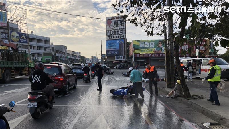 高雄這路口怎麼了？5秒內4騎士慘摔