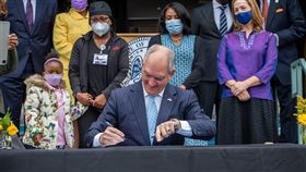 美國路易斯安那州長愛德華茲（前）5日簽署特赦令，赦免1925年辭世的非裔男子普萊希。（圖／翻攝自twitter.com/LouisianaGov）
