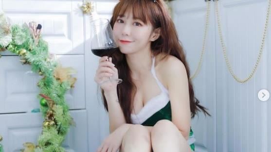啦啦女神「床照」流出！渾圓美胸看光