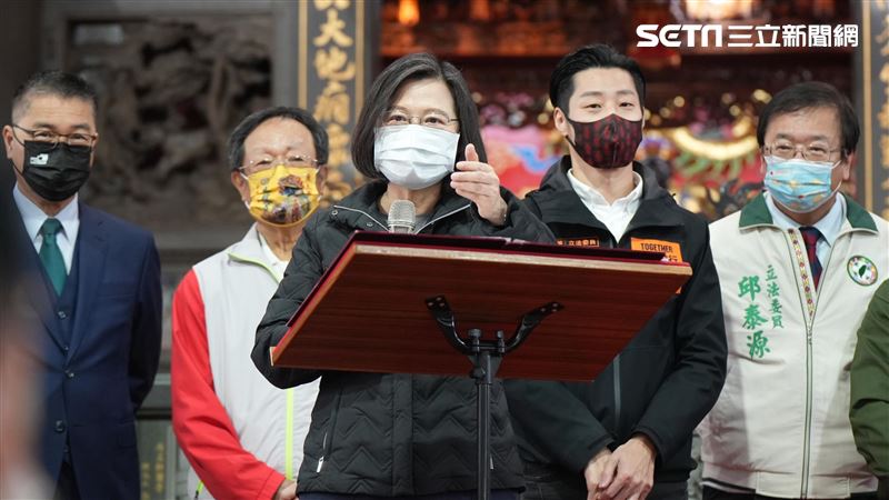 蔡英文陪林昶佐參拜　人氣爆棚喊加油