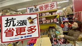 110年12月CPI年漲2.62%  高於通膨警戒線主計總處6日公布110年12月消費者物價指數（CPI）年漲2.62%，持續高於2%的通膨警戒線；110年全年物價上漲率1.96%，雖低於2%，仍創下98年至今、13年來最大漲幅。中央社記者董俊志攝  111年1月6日