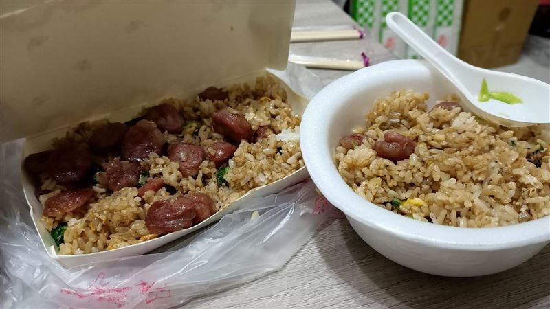 高雄嬤「炒飯爆盒」網心疼：有賺錢？