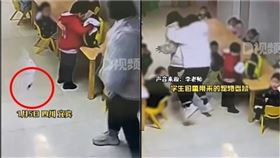 老鼠從一名小朋友的書包跳出（右），兩名老師看到老鼠嚇壞逃走（左）。（圖／翻攝自西部決策微博）