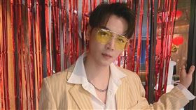 歌手古曜威扮起《華燈初上》復古造型被讚帥。（圖／單純夢想文創事業提供）