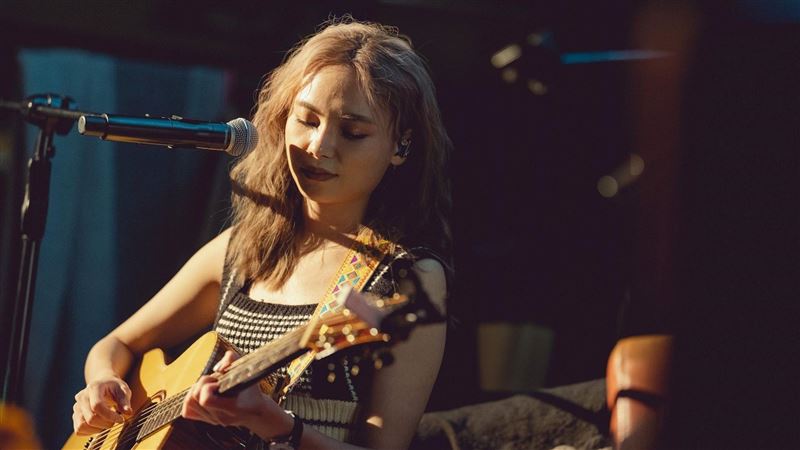 女星肢體練習很特別　凹折身體嚇壞尪