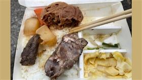網友分享便當照，指出這是「勞工中午的希望——老鼠肉便當」，貼文曝光引起熱議。（圖／翻攝自爆廢公社公開版臉書）