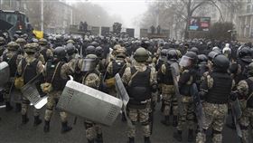 哈薩克動亂造成軍隊至少12死。（圖／美聯社／達志影像）