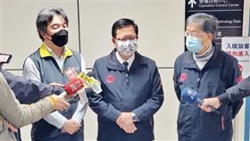 桃機群聚案擴大  王必勝鄭文燦緊急記者會（2）桃園機場群聚案擴大，衛福部醫福會執行長王必勝（左）與桃園市長鄭文燦（中）、桃園市政府衛生局長王文彥深夜在桃機召開臨時記者會說明案情。中央社記者吳睿騏攝  111年1月6日