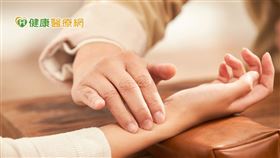 中醫診所院長林襄穎醫師治療B肝患者藍小姐，不到兩個月時間，B肝病毒數量從一百五十萬降到兩萬，就連相關不適症狀也一併改善，患者除了驚喜之外，對中藥治肝的成效也十分訝異。