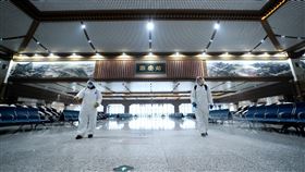 西安宣布將逐步解封中國陝西省西安市官方宣布，5日新增35個COVID-19確診病例都在封控區、隔離點，「社會面基本實現清零」；達到解除條件的社區，經評估後，逐步有序予以解封。圖為4日，工作人員在西安火車站候車大廳內進行消毒殺菌。（中新社提供）中央社  111年1月5日