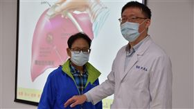  ▲許翰廷醫師指出，若腫瘤直徑小於5公分且顆數少於3顆，就可利用射頻消融術來處置（紅框處為個案肝臟腫瘤）。（圖／臺中醫院提供）