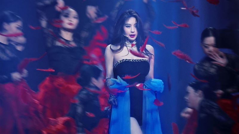 女星上衣滑落急遮胸　影片百萬人搶看