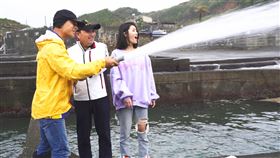 林真亦近日與新北市長侯友宜，在貢寮鮑養殖場養殖體驗。