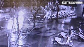 台北市男子對著西門町派出所警用機車尿尿。（圖／翻攝畫面）