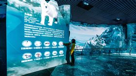 ▲南北極區說明看板增設感測設備，可透過觸控螢幕進一步認識南北極生物，達到寓教於樂的效果（圖／海景世界企業股份有限公司提供）