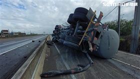 槽車駕駛身體不適硬開台61　警消戒護3公里竟翻車。(圖／翻攝畫面)