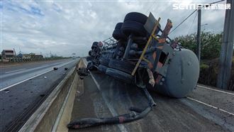 開槽車身體不適　硬開台61竟翻車