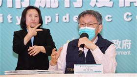 台北市長柯文哲、副市長黃珊珊、蔡炳坤，0107防疫記者會。（圖／北市府提供）