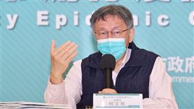 台北市長柯文哲、副市長黃珊珊、蔡炳坤，0107防疫記者會。（圖／北市府提供）