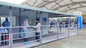 桃園機場群聚案  市府設立採檢站桃園機場出現4名COVID-19（2019冠狀病毒疾病）本土病例，包含3名機場停車場清潔員，及1名防疫計程車司機。桃園市政府5日上午在龍岡大操場設立採檢站，許多民眾排隊等候篩檢。中央社記者施宗暉攝  111年1月5日