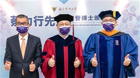 聯發科副董事長暨執行長蔡力行(中)榮獲中央大學名譽博士，由中央大學校長周景揚(右)頒發、聯發科董事長蔡明介(左)到場祝賀。（圖／聯發科提供）