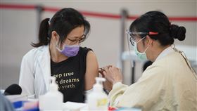 第三劑/打針/黃卡(亞東醫院提供)