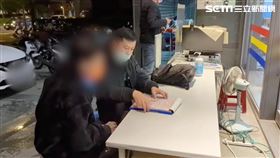 台北市吳男酒後便溺在警用機車遭逮。（圖／翻攝畫面）