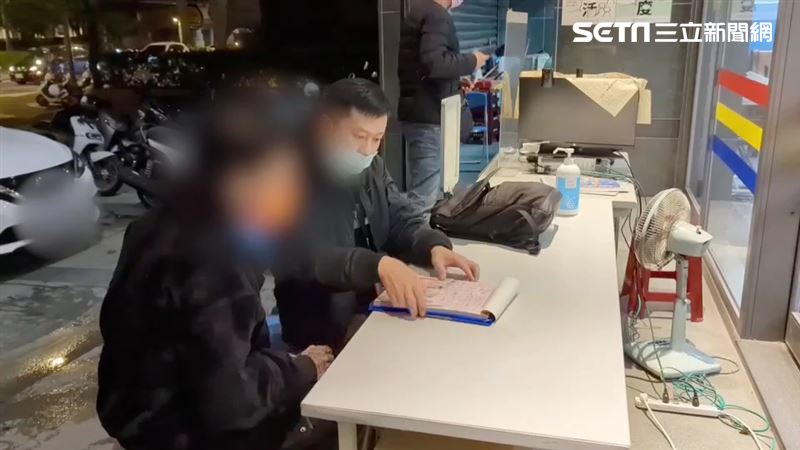 當街狂尿警機車　酒客遭逮辯酒醉斷片