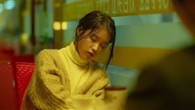 無人之境_新聞稿照02_身兼歌手、演員、主持等身分的「全能才女」IU，在《無人之境》中飾演一位遺失時間的女子「美英」。（圖／車庫娛樂提供）