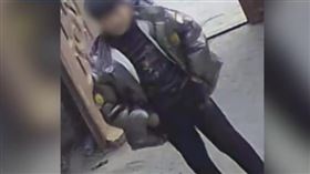 男孩帶著狗狗離家出走。（圖／翻攝自七環視頻微博）