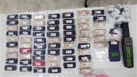 國營事業招考爆集團電子舞弊（2）中油、台電、中鋼國營事業考試爆電子舞弊，高雄檢廉陸續指揮專案小組前往涉案人士住處等地搜索，傳訊8名被告及多名證人，並扣得大量手機等電子舞弊器材。雄檢指出，經清查集團自民國105年至今已介入至少10次國營事業考試，上榜的作弊考生人數初估上百人，不法獲利初估達1億2120萬元以上。（讀者提供）中央社記者洪學廣傳真  111年1月7日