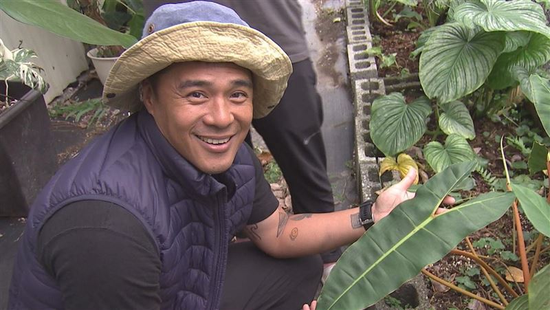 老婆不要看　竇智孔肉身護「新歡」