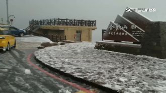 民眾衝合歡山追雪　限掛雪鍊才能通行