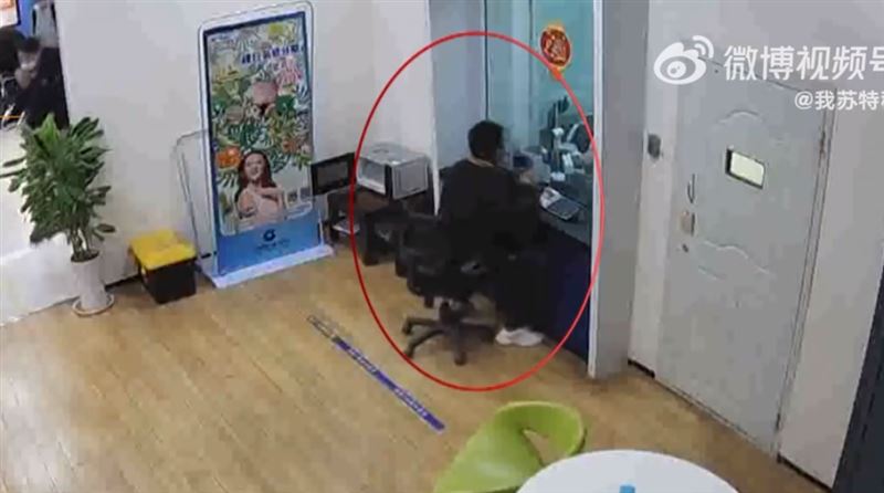男領錢突豎食指！行員見3數字秒報警