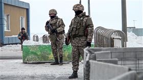 哈薩克總統托卡葉夫以反恐為名鎮暴，授權軍警可不經警告直接開火。（圖／美聯社／達志影像）